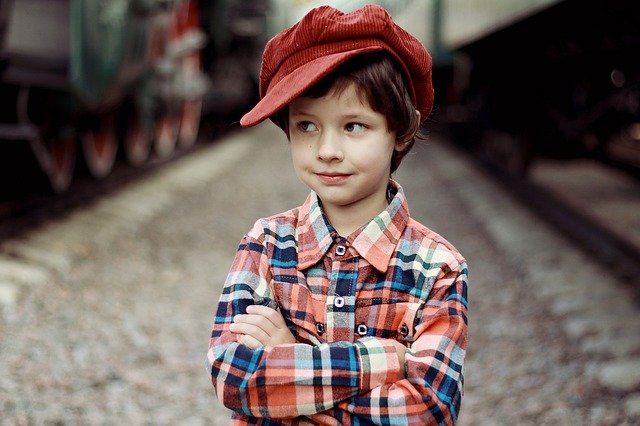 chlapec s čepicí