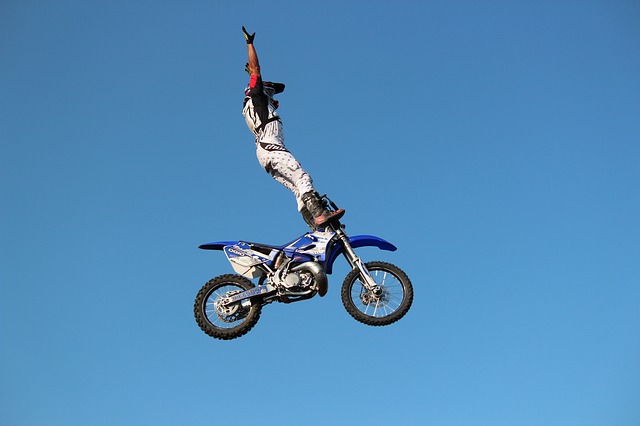 skok na motorce