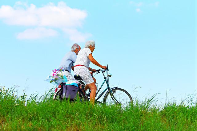 důchodci na kolech